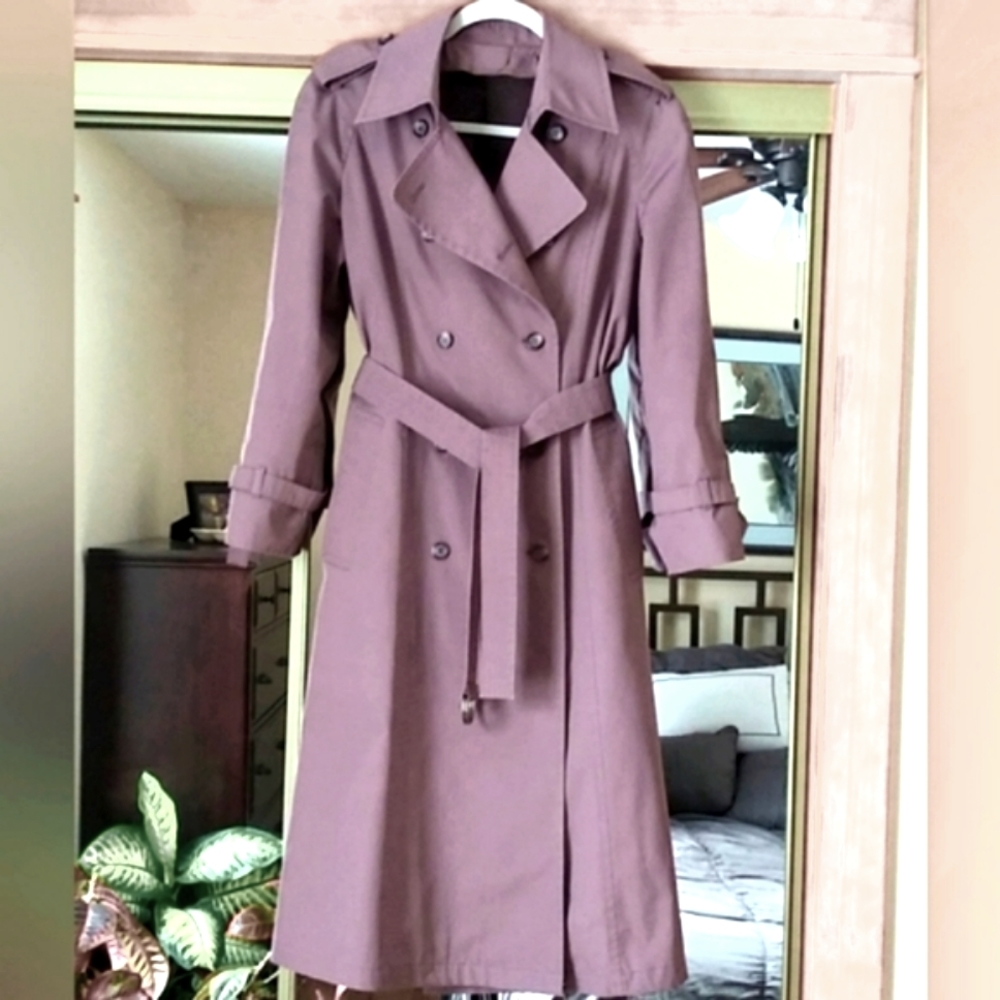 London Fog Vintage oversize women's trench coat. SIZE 8 .Used.